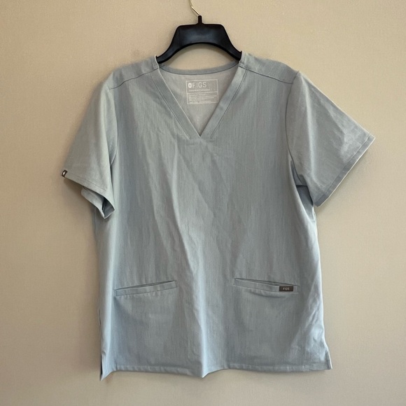 FIGS Casma 3-Pocket Scrub Top in Limited Edition Light Chambray Blue PO 6580, L - Picture 2 of 7